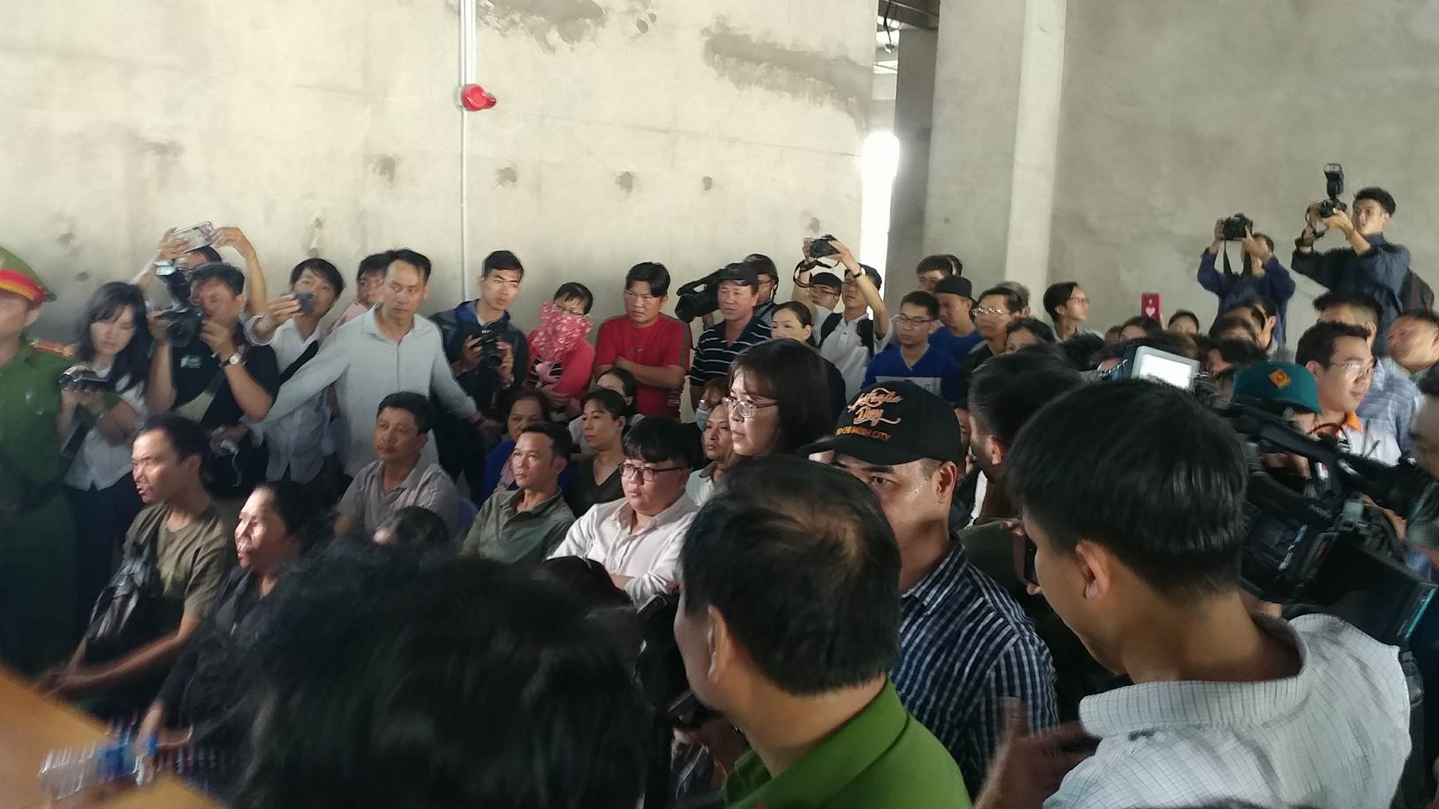 Phó Thủ tướng Trương Hòa Bình đối thoại với cư dân vụ cháy 13 người chết